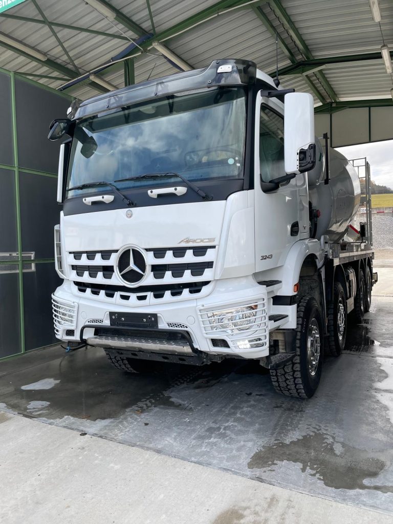 Mercedes Arocs v hale
