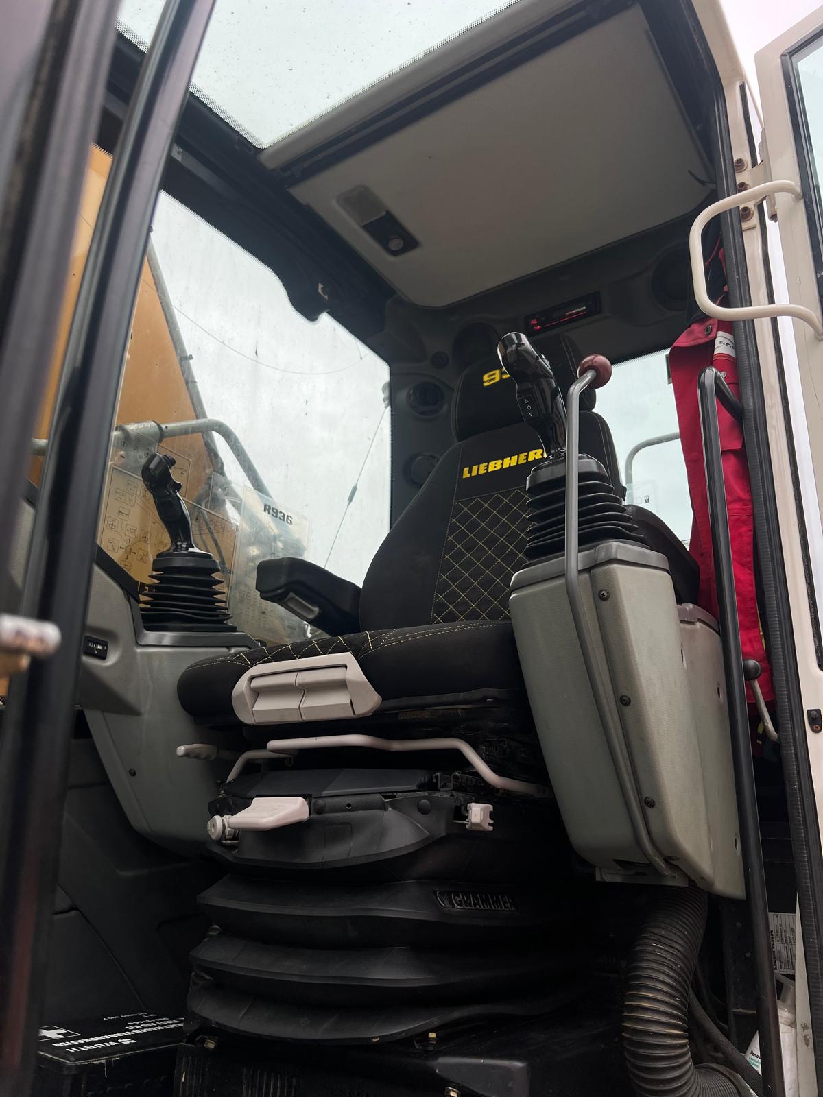 Vyčistená kabína rýpadla Liebherr